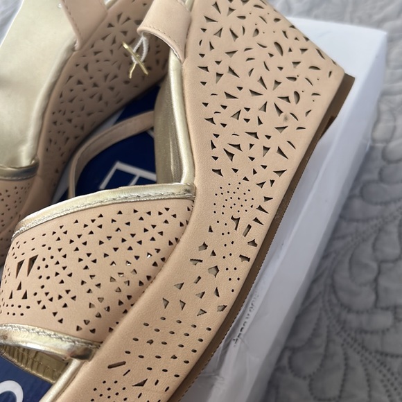 Venus new platform sandals, size 8.5 - Picture 3 of 4